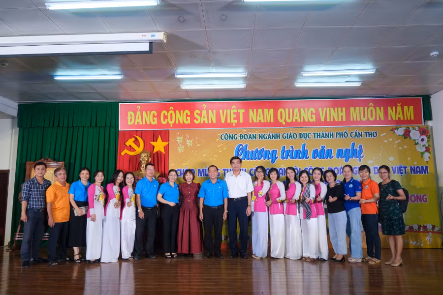 Đại biểu chụp ảnh cùng thầy cô và học sinh tham gia biểu diễn.