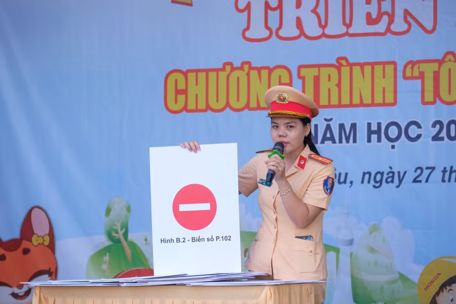 Tại buổi sinh hoạt chuyên đề, Thiếu tá Nguyễn Thị Thùy Trang - Cán bộ Phòng Cảnh sát giao thông đường bộ, đường sắt Công an thành phố Cần Thơ hướng dẫn trẻ nhận diện một số biển báo hiệu giao thông đường bộ.