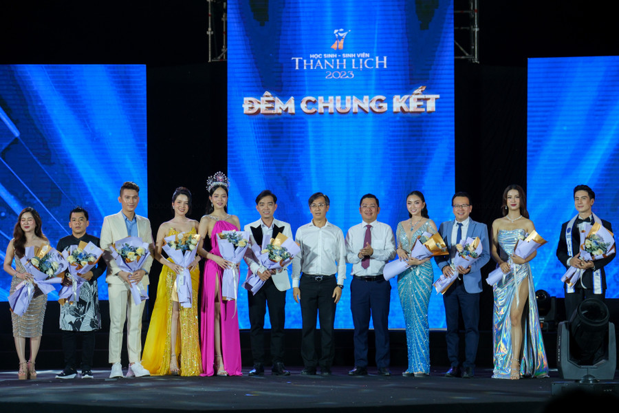 Ban Tổ chức tặng hoa cho ban giám khảo. Ban Tổ chức tặng hoa cho ban giám khảo.