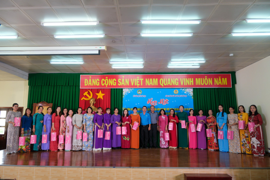 Đại diện Sở GD&ĐT tặng quà cho nữ cán bộ quản lý ngành GD&ĐT thành phố Đại diện Sở GD&ĐT tặng quà cho nữ cán bộ quản lý ngành GD&ĐT thành phố