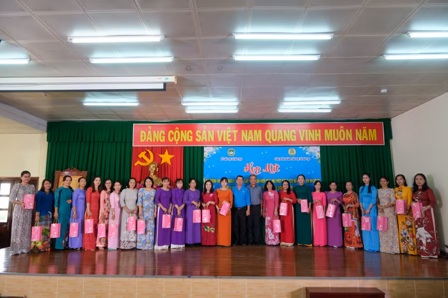 Đại diện Sở GD&amp;ĐT tặng quà cho nữ cán bộ quản lý ngành GD&amp;ĐT thành phố