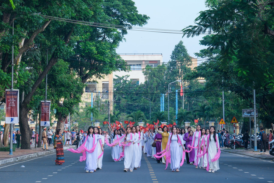 Hơn 5.000 phụ nữ Cần Thơ tham gia diễu hành tại Lễ hội Áo Bà ba, áo dài. Hơn 5.000 phụ nữ Cần Thơ tham gia diễu hành tại Lễ hội Áo Bà ba, áo dài.