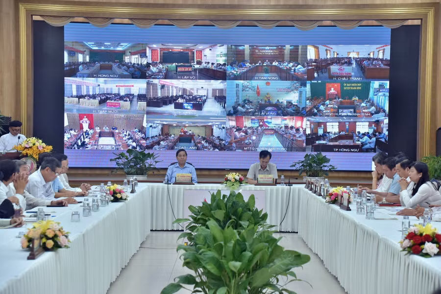 Đại biểu điểm cầu trực tiếp, và 12 điểm cầu trực tuyến tham dự Lễ phát động