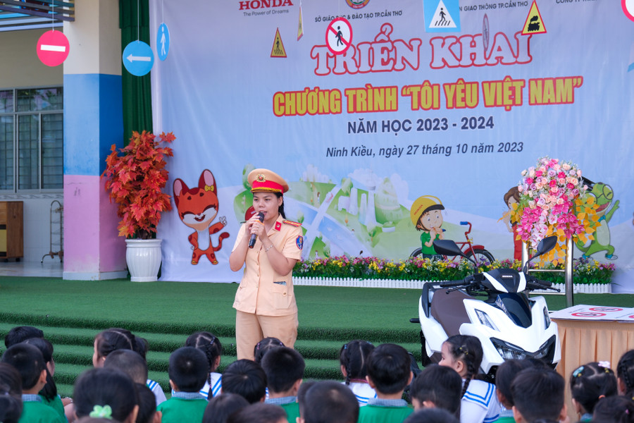 Trẻ tham gia hỏi đáp và nhận quà tại chương trình. Trẻ tham gia hỏi đáp và nhận quà tại chương trình.