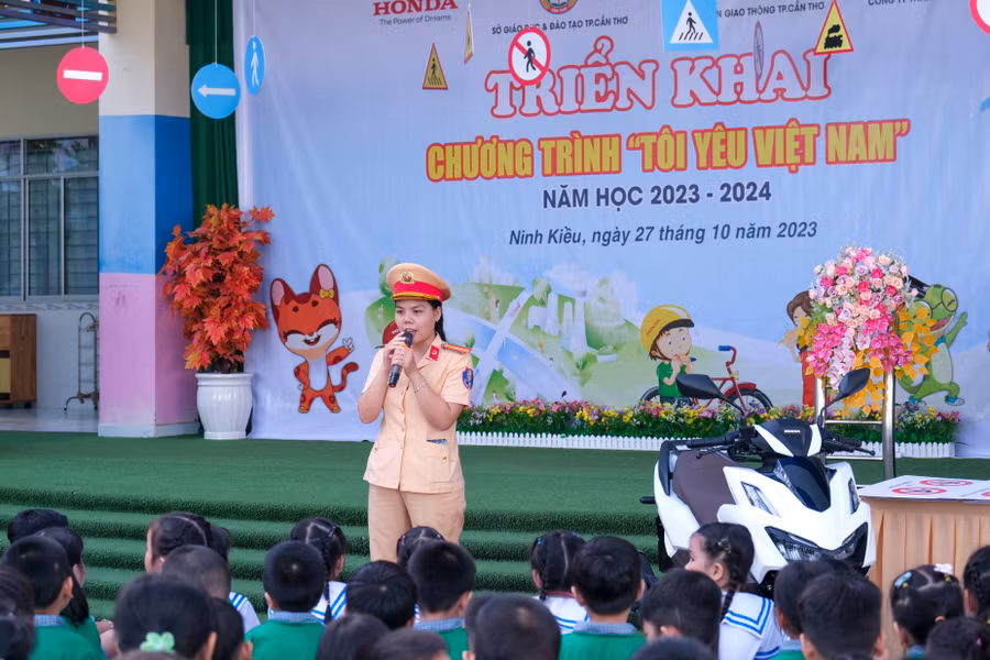 Trẻ tham gia hỏi đáp và nhận quà tại chương trình.