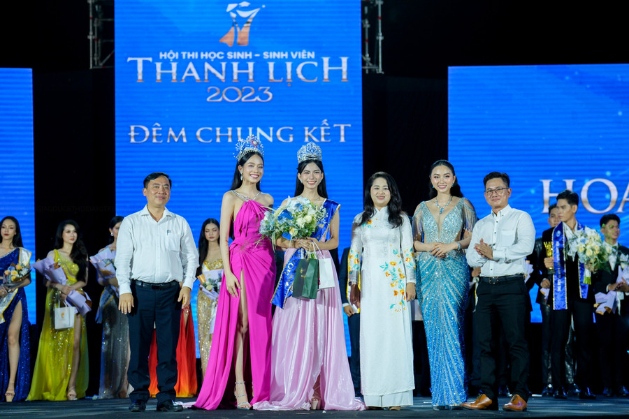 Ban Tổ chức trao giải Nam vương và Hoa khôi tại vòng chung kết Hội thi. Ban Tổ chức trao giải Nam vương và Hoa khôi tại vòng chung kết Hội thi.