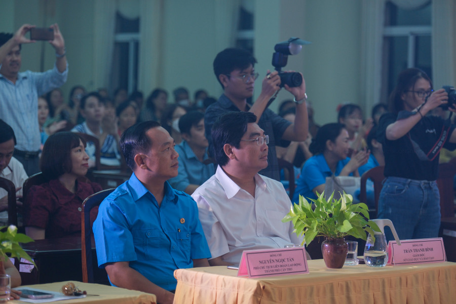 Đại biểu tham dự tại buổi văn nghệ.