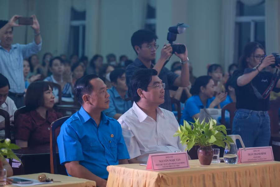 Đại biểu tham dự tại buổi văn nghệ.