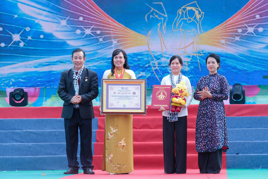 Chủ tịch Hội Liên hiệp Phụ nữ TP Cần Thơ tiếp nhận xác lập Kỷ lục. Chủ tịch Hội Liên hiệp Phụ nữ TP Cần Thơ tiếp nhận xác lập Kỷ lục.