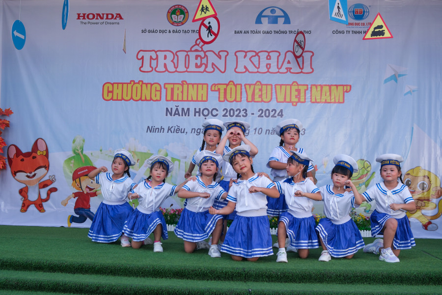 Tiết mục văn nghệ do trẻ mầm non Rạng Đông, quận Ninh Kiều biểu diễn Tiết mục văn nghệ do trẻ mầm non Rạng Đông, quận Ninh Kiều biểu diễn
