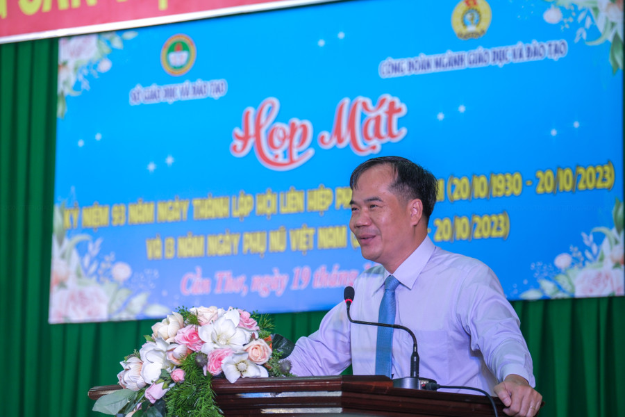 Ông Nguyễn Phúc Tăng phát biểu. Ông Nguyễn Phúc Tăng phát biểu.