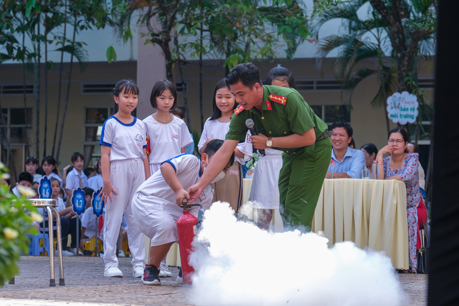 Học sinh trường TH Ngô Quyền được trang bị kỹ năng sử dụng bình chữa cháy.