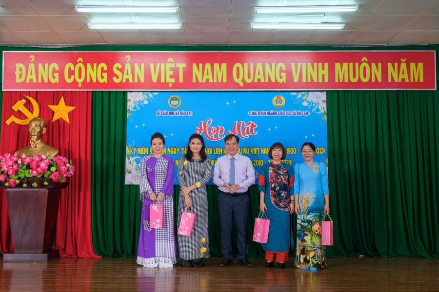 Đại diện Sở GD&ĐT tặng quà cho nữ cán bộ quản lý ngành GD&ĐT thành phố Đại diện Sở GD&ĐT tặng quà cho nữ cán bộ quản lý ngành GD&ĐT thành phố