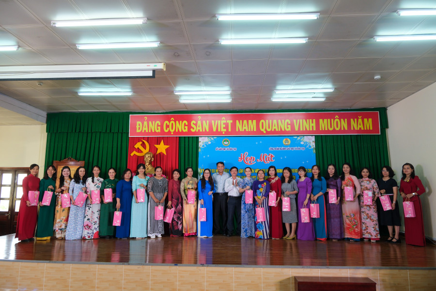 Đại diện Sở GD&ĐT tặng quà cho nữ cán bộ quản lý ngành GD&ĐT thành phố Đại diện Sở GD&ĐT tặng quà cho nữ cán bộ quản lý ngành GD&ĐT thành phố