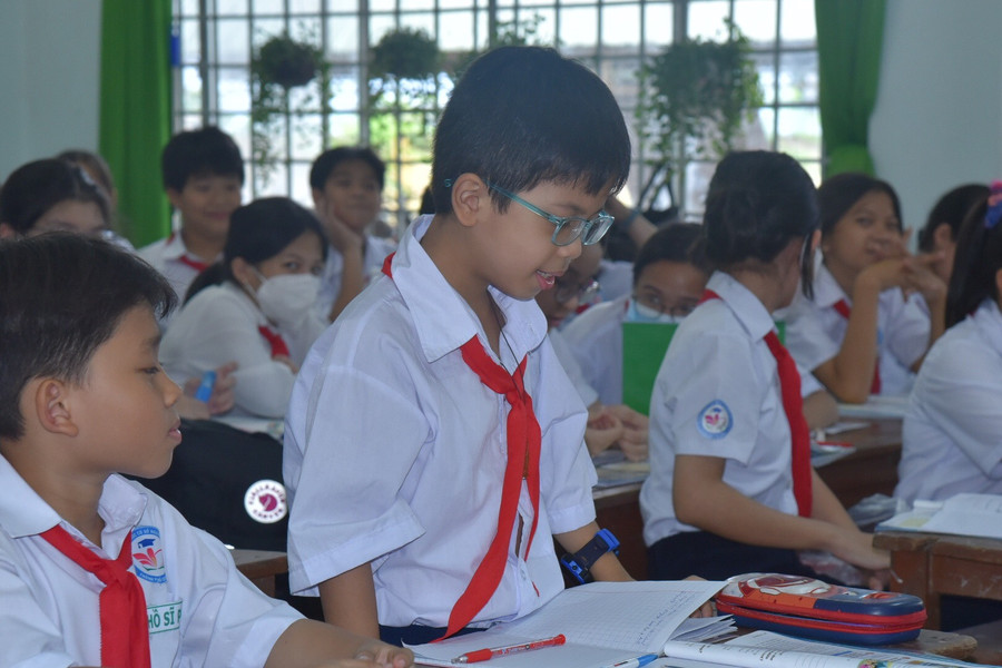 Em Hoài Thương phát biểu trong giờ học Anh văn