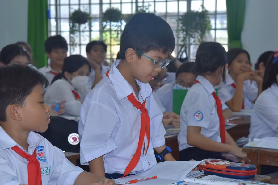 Em Hoài Thương phát biểu trong giờ học Anh văn