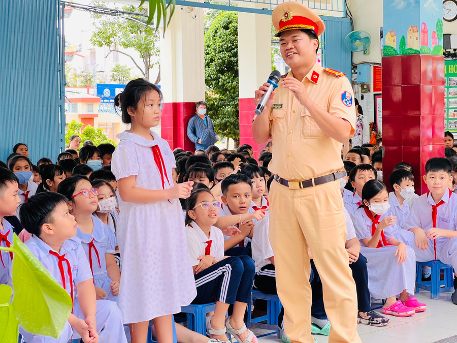 Trung tá Võ Hoàng Sang, Phó Trưởng Phòng CSGT (CATP Cần Thơ) hướng dẫn học sinh tham gia giao thông an toàn tại buổi tuyên truyền. Trung tá Võ Hoàng Sang, Phó Trưởng Phòng CSGT (CATP Cần Thơ) hướng dẫn học sinh tham gia giao thông an toàn tại buổi tuyên truyền.