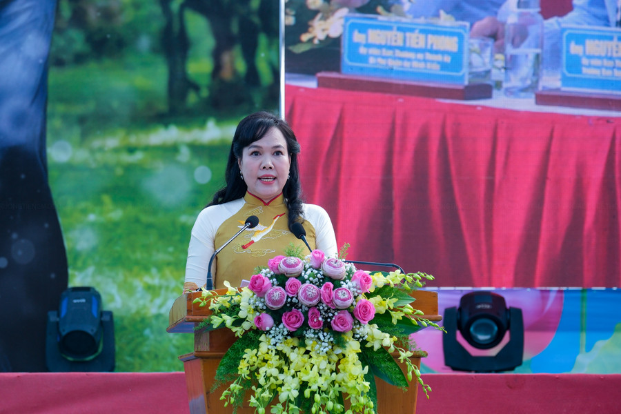 Bà Võ Kim Thoa, Chủ tịch Hội Liên hiệp Phụ nữ TP Cần Thơ phát biểu khai mạc lễ hội. Bà Võ Kim Thoa, Chủ tịch Hội Liên hiệp Phụ nữ TP Cần Thơ phát biểu khai mạc lễ hội.