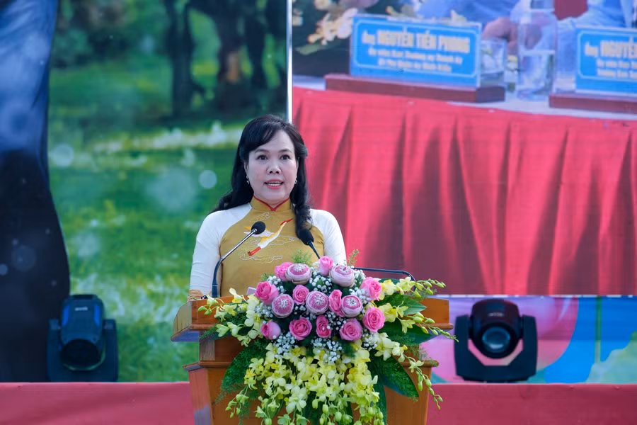 Bà Võ Kim Thoa, Chủ tịch Hội Liên hiệp Phụ nữ TP Cần Thơ phát biểu khai mạc lễ hội. Bà Võ Kim Thoa, Chủ tịch Hội Liên hiệp Phụ nữ TP Cần Thơ phát biểu khai mạc lễ hội.