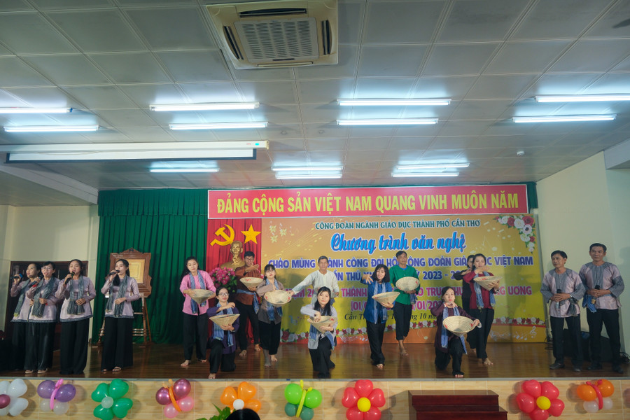 Hình ảnh một số tiết mục văn nghệ do thầy cô và học sinh biểu diễn tại chương trình.