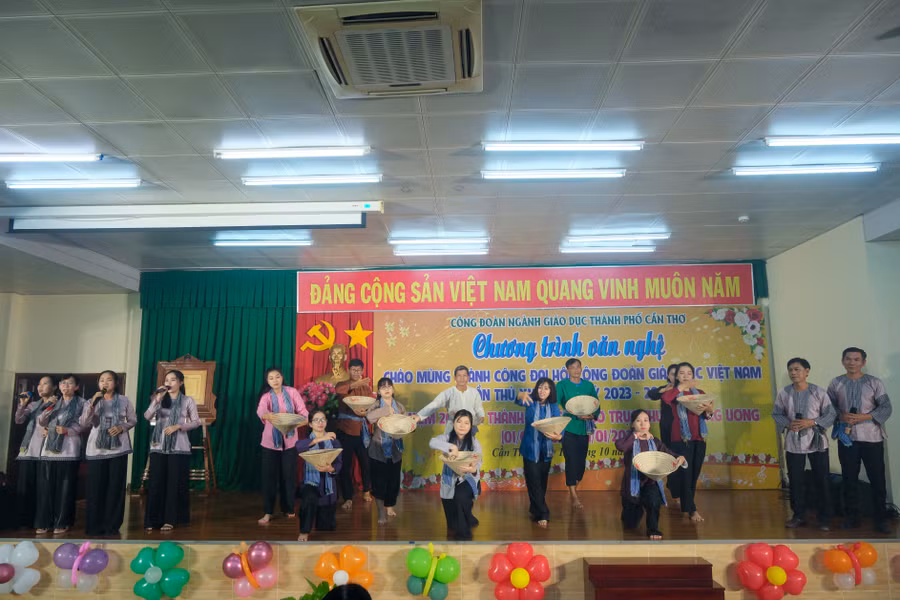 Hình ảnh một số tiết mục văn nghệ do thầy cô và học sinh biểu diễn tại chương trình.