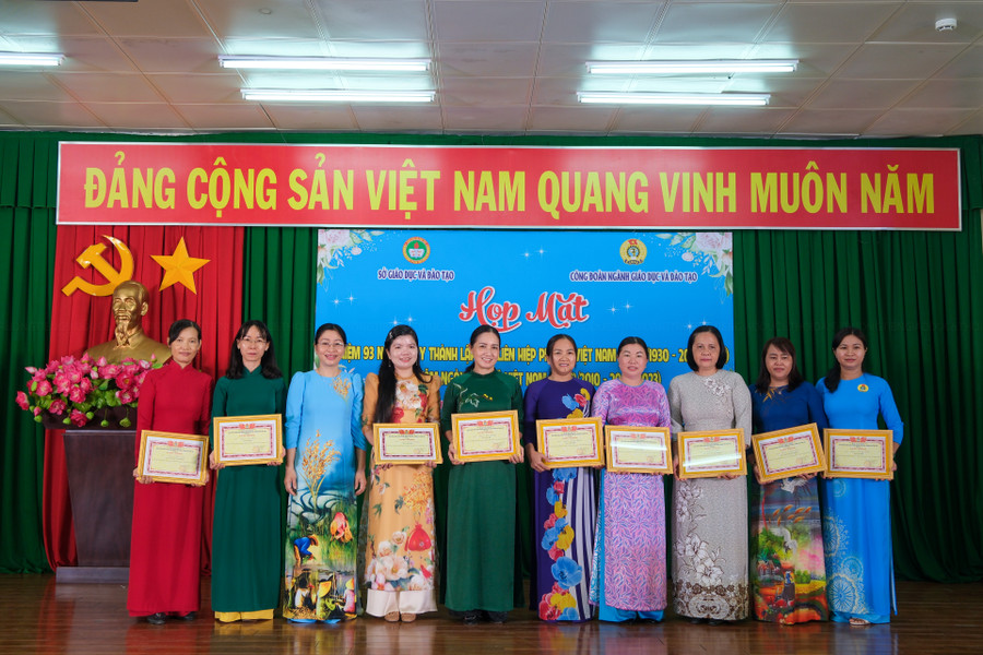 Dịp này Công đoàn ngành GD cũng tổ chức và trao giải hội thi trưng bày trái cây và bánh dân gian Nam Bộ Dịp này Công đoàn ngành GD cũng tổ chức và trao giải hội thi trưng bày trái cây và bánh dân gian Nam Bộ