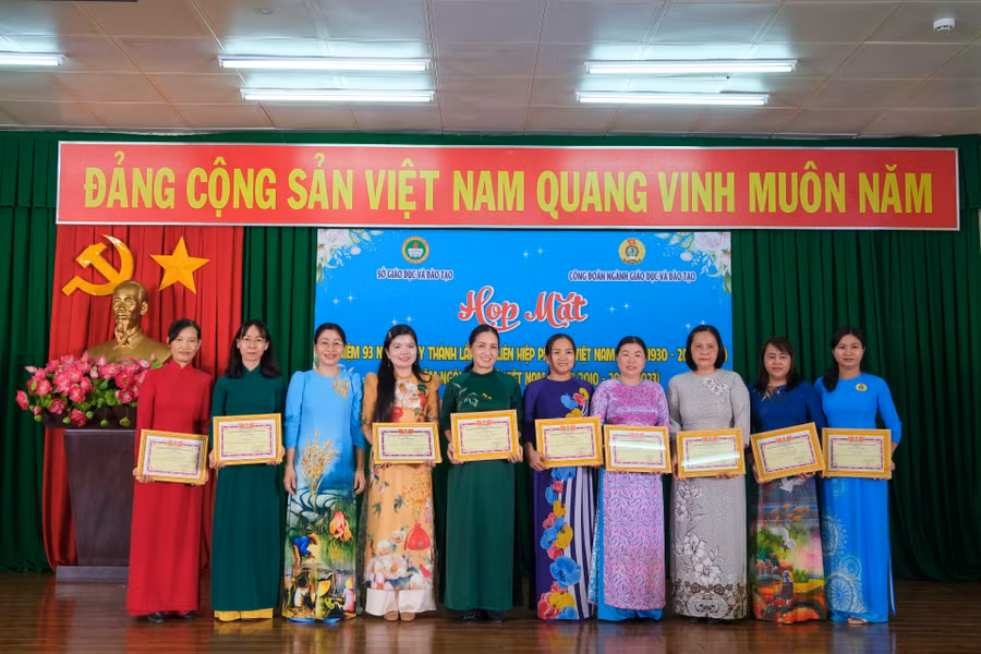 Dịp này Công đoàn ngành GD cũng tổ chức và trao giải hội thi trưng bày trái cây và bánh dân gian Nam Bộ