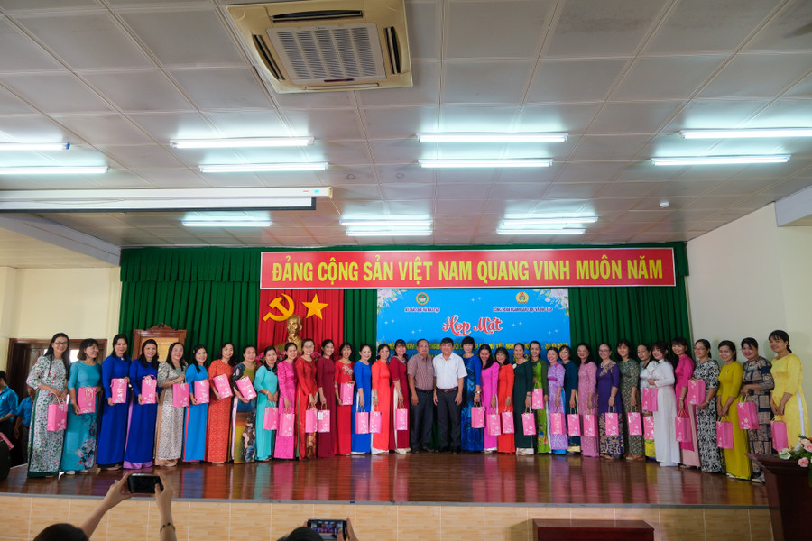 Đại diện Sở GD&ĐT tặng quà cho nữ cán bộ quản lý ngành GD&ĐT thành phố Đại diện Sở GD&ĐT tặng quà cho nữ cán bộ quản lý ngành GD&ĐT thành phố