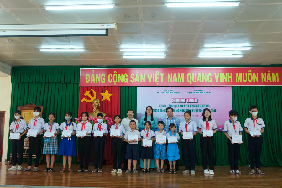 Đoàn trao 60 phần học bổng, mỗi phần trị 2.000.000 đồng cho 60 học sinh vượt khó học giỏi. Đoàn trao 60 phần học bổng, mỗi phần trị 2.000.000 đồng cho 60 học sinh vượt khó học giỏi.
