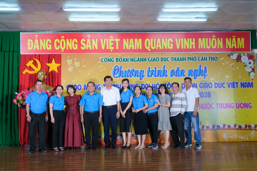 Đại biểu chụp ảnh cùng thầy cô và học sinh tham gia biểu diễn.