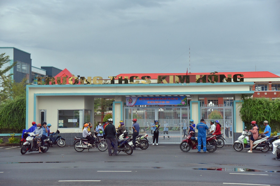 Nhà trường phối hợp chặt chẽ với phụ huynh trong việc đưa rước các em.