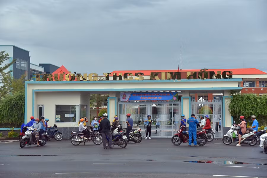 Nhà trường phối hợp chặt chẽ với phụ huynh trong việc đưa rước các em.