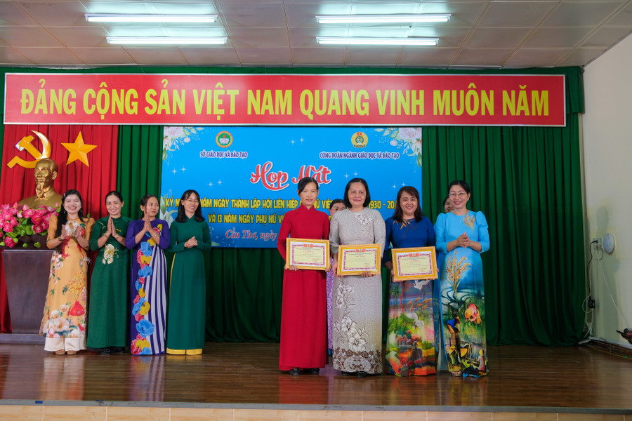 Dịp này Công đoàn ngành GD cũng tổ chức và trao giải hội thi trưng bày trái cây và bánh dân gian Nam Bộ Dịp này Công đoàn ngành GD cũng tổ chức và trao giải hội thi trưng bày trái cây và bánh dân gian Nam Bộ