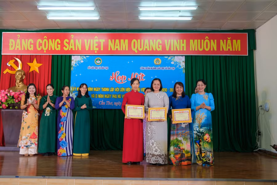 Dịp này Công đoàn ngành GD cũng tổ chức và trao giải hội thi trưng bày trái cây và bánh dân gian Nam Bộ