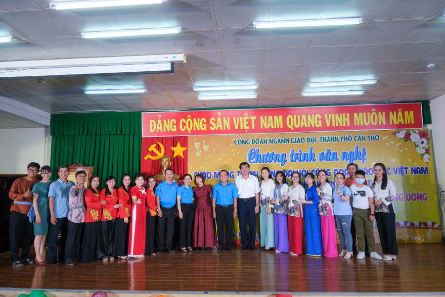 Đại biểu chụp ảnh cùng thầy cô và học sinh tham gia biểu diễn.