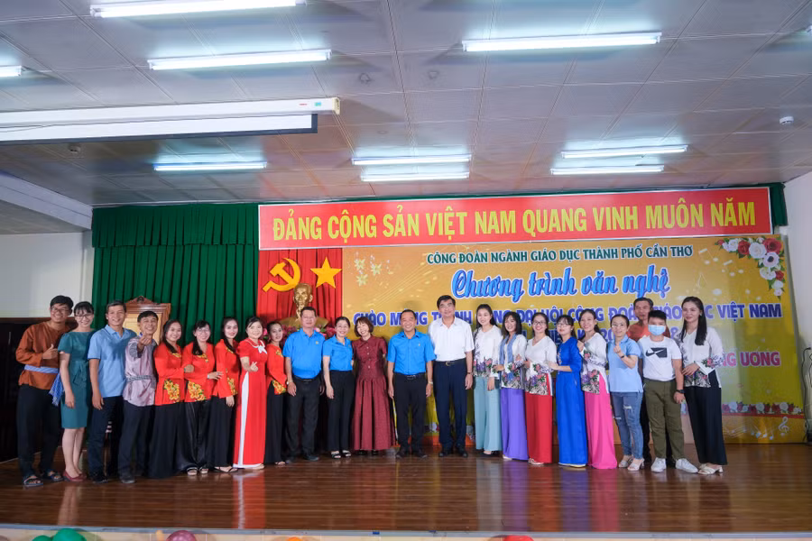 Đại biểu chụp ảnh cùng thầy cô và học sinh tham gia biểu diễn.