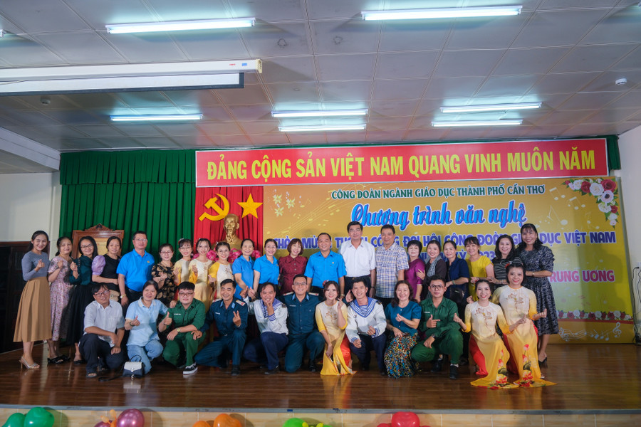 Đại biểu chụp ảnh cùng thầy cô và học sinh tham gia biểu diễn.