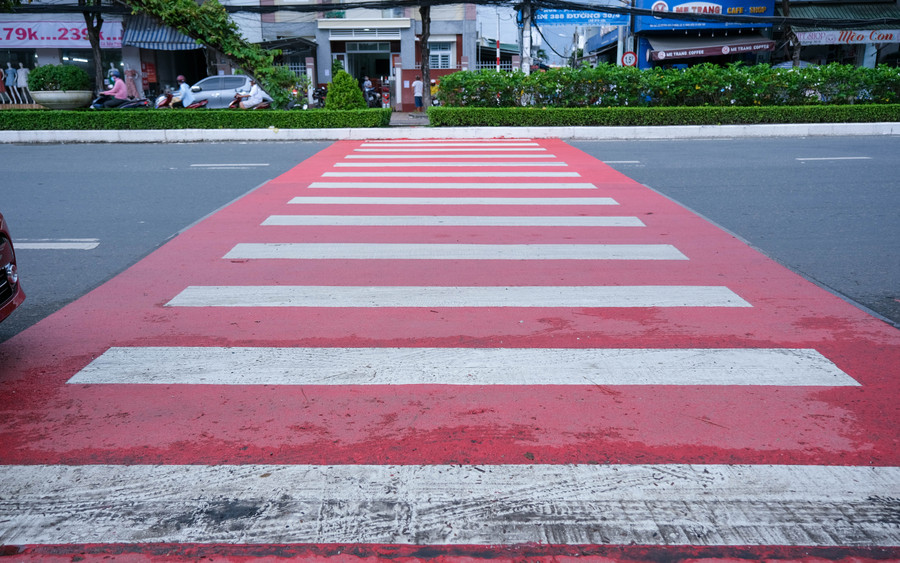 Gam màu nổi bật là tín hiệu để nhường đường cho học sinh.