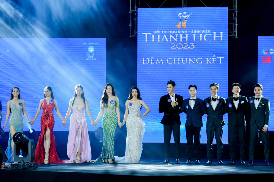 Ban giám khảo chọn 5 thí sinh nam và 5 thí sinh nữ tham gia phần thi ứng xử Ban giám khảo chọn 5 thí sinh nam và 5 thí sinh nữ tham gia phần thi ứng xử