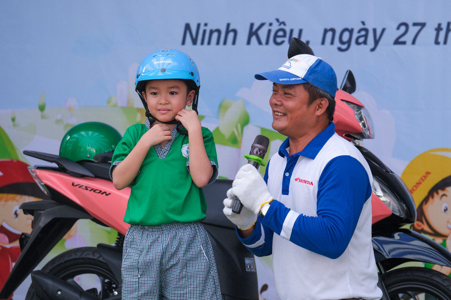Cùng đội Hướng dẫn lái xe an toàn đại diện Honda Việt Nam thuộc công ty TNHH Hồng Đức, triển khai nội dung hướng dẫn việc lựa chọn và đội mũ bảo hiểm đúng quy cách, tư thế ngồi trên xe cho trẻ và một số lưu ý cho phụ huynh khi tham gia giao thông bằng xe máy. Cùng đội Hướng dẫn lái xe an toàn đại diện Honda Việt Nam thuộc công ty TNHH Hồng Đức, triển khai nội dung hướng dẫn việc lựa chọn và đội mũ bảo hiểm đúng quy cách, tư thế ngồi trên xe cho trẻ và một số lưu ý cho phụ huynh khi tham gia giao thông bằng xe máy.