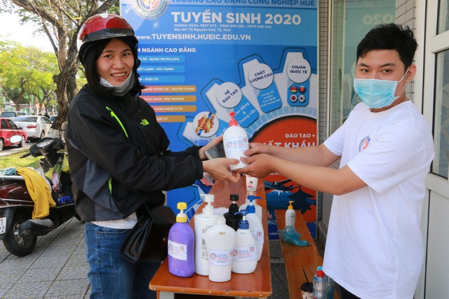 Giảng viên sản xuất nước rửa tay khô tặng người dân phòng dịch corona - 4 Giảng viên sản xuất nước rửa tay khô tặng người dân phòng dịch corona - 4