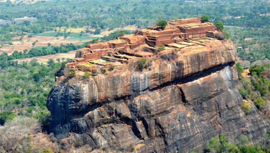 Cung điện cổ vờn mây trên đỉnh cột đá khổng lồ - Ảnh 4.