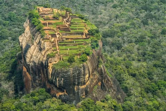 Cung điện cổ vờn mây trên đỉnh cột đá khổng lồ - Ảnh 2.