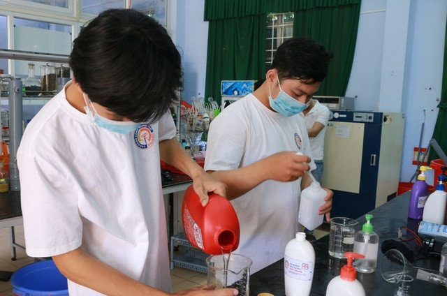 Giảng viên sản xuất nước rửa tay khô tặng người dân phòng dịch corona - 2 Giảng viên sản xuất nước rửa tay khô tặng người dân phòng dịch corona - 2