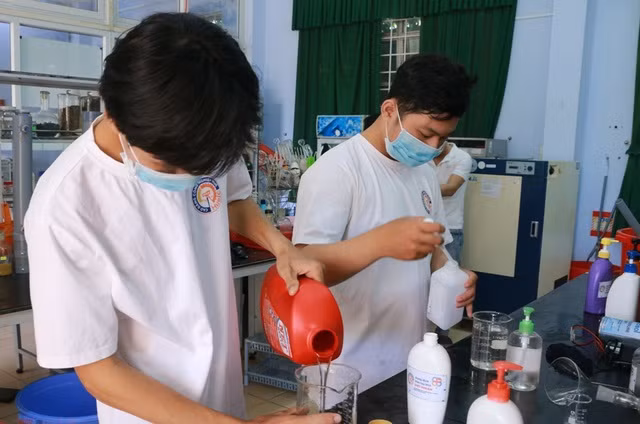 Giảng viên sản xuất nước rửa tay khô tặng người dân phòng dịch corona - 2