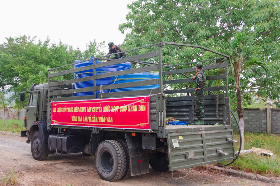 Xe chuyên dùng chở nước ngọt cấp cho người dân vùng hạn mặn.
