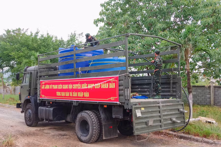 Xe chuyên dùng chở nước ngọt cấp cho người dân vùng hạn mặn.