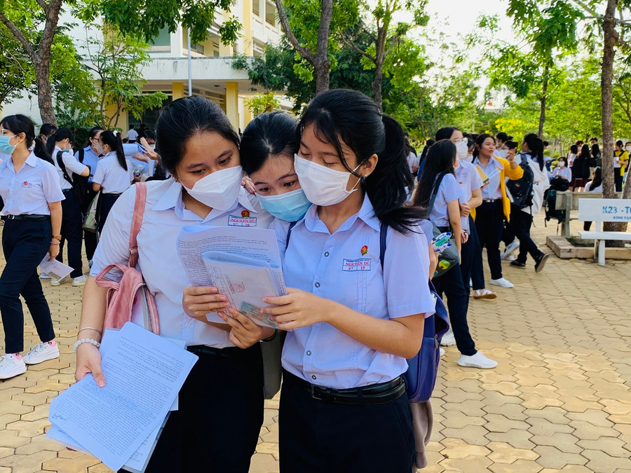 Ngày thi đầu tiên kết thúc, phần lớn thí sinh đều cho biết mình làm tốt cả 2 bài thi Ngữ Văn và Tiếng Anh. Ngày thi đầu tiên kết thúc, phần lớn thí sinh đều cho biết mình làm tốt cả 2 bài thi Ngữ Văn và Tiếng Anh.