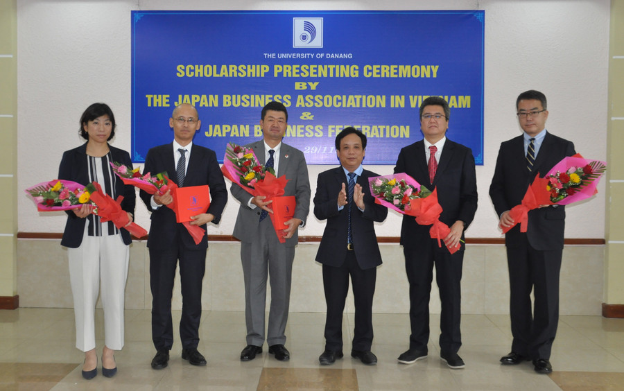 PGS.TS Nguyễn Ngọc Vũ – Phó Giám đốc ĐH Đà Nẵng tặng hoa, cám ơn sự quan tâm, hỗ trợ sinh viên ĐH Đà Nẵng của Uỷ ban Kinh tế Nhật Bản và Hiệp hội Doanh nghiệp Nhật Bản.