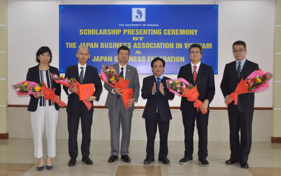 PGS.TS Nguyễn Ngọc Vũ – Phó Giám đốc ĐH Đà Nẵng tặng hoa, cám ơn sự quan tâm, hỗ trợ sinh viên ĐH Đà Nẵng của Uỷ ban Kinh tế Nhật Bản và Hiệp hội Doanh nghiệp Nhật Bản.